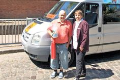 Vor der allerletzten Linienbusfahrt bedankt sich die Schulverbandsvorsteherin Angela Hüttmann bei Friedhelm Böhm-Vatterodt für die gute Zusammenarbeit in den letzten 20 Jahren.