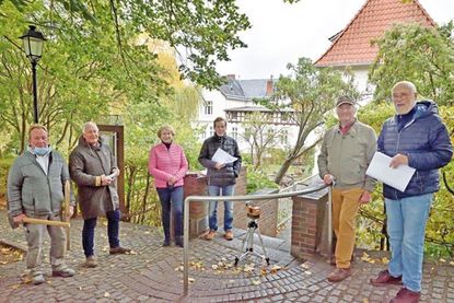 Bauprojekt an der „Alten Schwimmhalle“ gestartet: (v. l.) Die Vertreter der Firma Paustian, Maurer Joachim Schweim und Inhaber Dirk Petersen sowie die Mitglieder vom Verein Plöner Kulturforum Karin Wandelt (Vorsitzende), Dr. Jürgen Hansen und Dieter Pape und Architekt Karl-Georg Dienelt freuen sich auf einen barrierefreien Zugang.