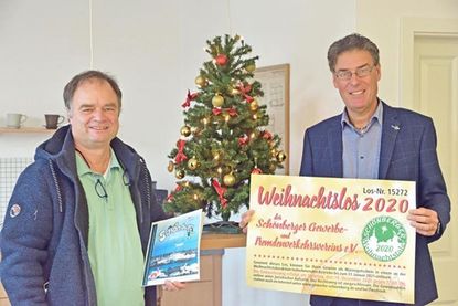 Die Vorstandsvertreter (v. r.) des Gewerbe- und Fremdenverkehrsvereins Schönberg Knut Lindau (Vorsitzender) und Felix Franke (Stellvertreter) halten an Bewährtem fest – und so wird es auch ohne Veranstaltungen in der Ostseegemeinde ab nächster Woche weihnachtlich.