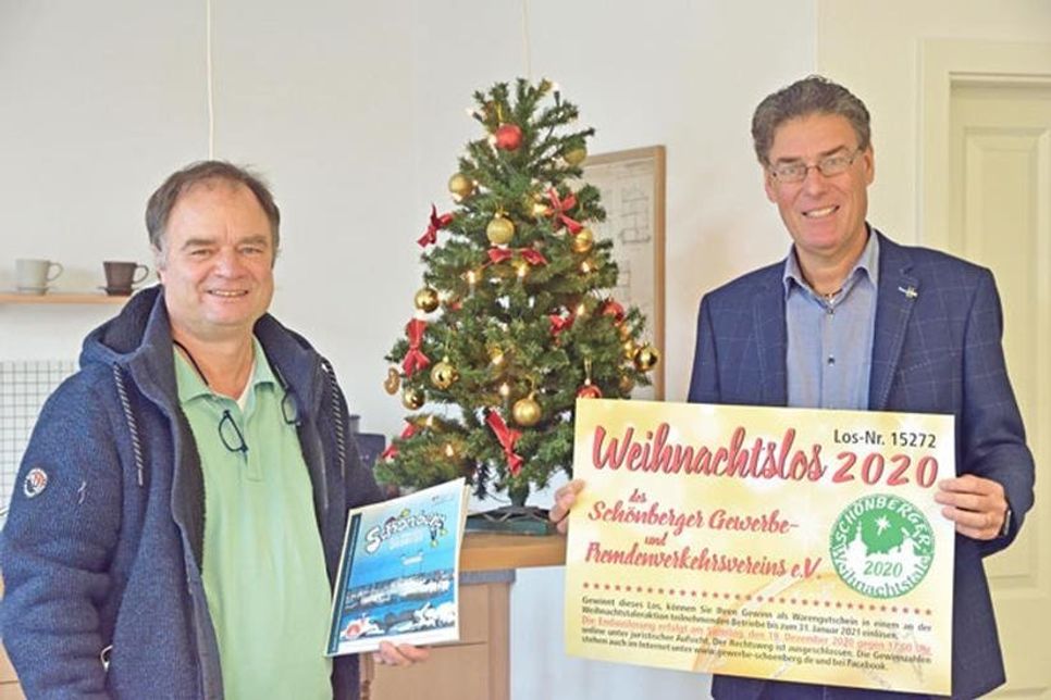 Die Vorstandsvertreter (v. r.) des Gewerbe- und Fremdenverkehrsvereins Schönberg Knut Lindau (Vorsitzender) und Felix Franke (Stellvertreter) halten an Bewährtem fest – und so wird es auch ohne Veranstaltungen in der Ostseegemeinde ab nächster Woche weihnachtlich.