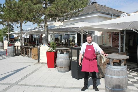 Marc Bordt vor Falkenthal Seafood an der Kurpromenade.