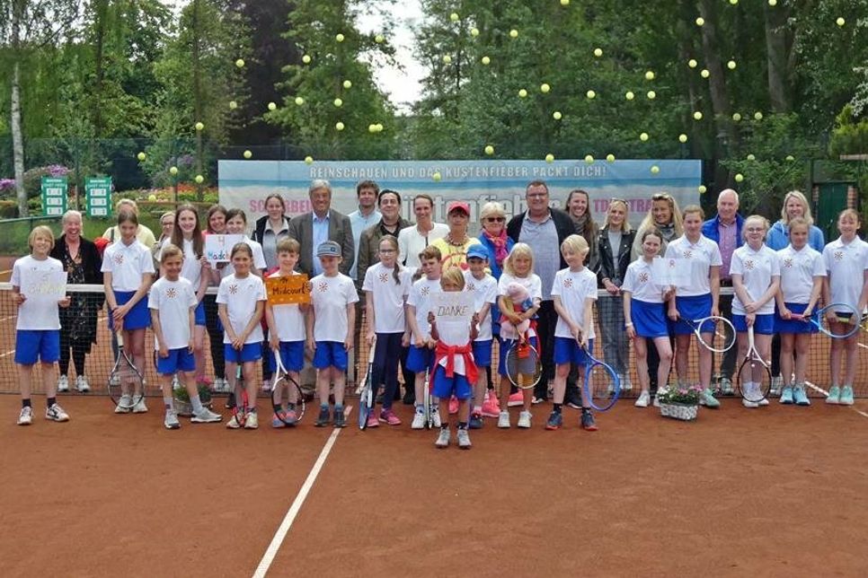 Die Kinder und Jugendlichen des TSG präsentieren mit den Sponsoren ihre neue Sportbekleidung.