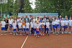 Die Kinder und Jugendlichen des TSG präsentieren mit den Sponsoren ihre neue Sportbekleidung.