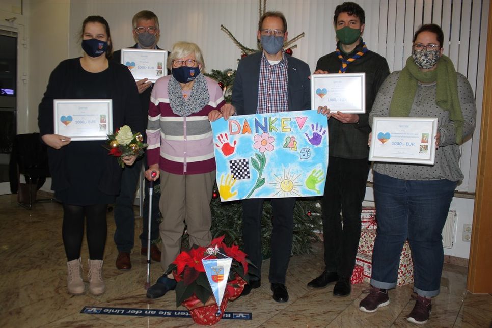 2. Vorsitzende Blasorchester Christina Bruß, 2. Vorsitzender TSV Lensahn Henning Steffen, Heinke Nitz, Stiftungsvorstand Dirk Wacker, Pastor Hans Hillmann und 1. Vorsitzende Förderverein der Grund- und Gemeinschaftsschule (v. lks.) bei der Spendenübergabe.