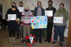 2. Vorsitzende Blasorchester Christina Bruß, 2. Vorsitzender TSV Lensahn Henning Steffen, Heinke Nitz, Stiftungsvorstand Dirk Wacker, Pastor Hans Hillmann und 1. Vorsitzende Förderverein der Grund- und Gemeinschaftsschule (v. lks.) bei der Spendenübergabe.