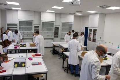 Im neuen Chemie-Übungsraum können die Schülerinnen und Schüler in Kleingruppen experimentieren