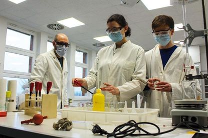 Schüler*innen der E0 (10. Klasse) experimentieren unter der Anleitung ihres Lehrers Christopher Raschpichler