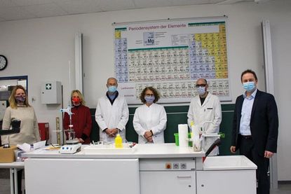 Freuen sich über die neuen Chemie-Räume: Simone Handschuck (Fachdienstleiterin Fachbereich Immobilien der Stadt Eutin), Schulleiterin Tanja Dietrich, Chemielehrer*innen Dr. Nick Herrmann, Sabine Steenken und Christopher Raschpichler, sowie Bürgermeister Carsten Behnk