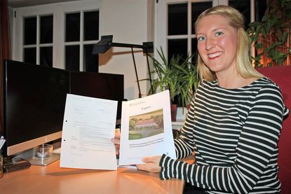 Wie sich die Zeiten ändern. Johanna Behrens mit einem früheren Exposé und einem von heute.