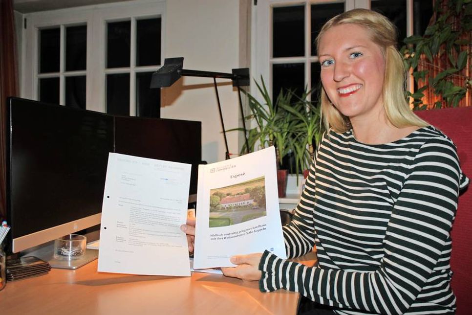 Wie sich die Zeiten ändern. Johanna Behrens mit einem früheren Exposé und einem von heute.