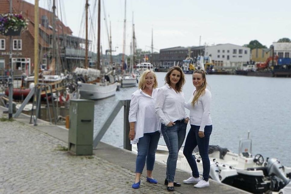 Gaby Kröncke und Jaqueline Evers komplettieren das Team von „Küsten Kosmetik“ um Sonja Schwarz (Mitte).