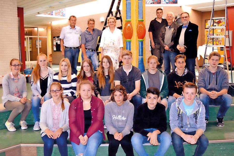 Nach langer Vorbereitung und zweieinhalb arbeitsreichen Tagen der Umsetzung präsentieren die Schüler des Wahlpflichtkurses 9 „Gestalten“ mit allen Unterstützern stolz ihre „Hundertwasser“-Säule.