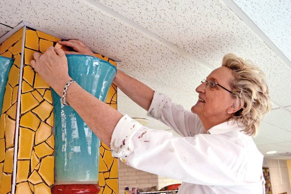 Und fertig! Christa Remark setzt den letzten Mosaikstein ein. Für die Kunstlehrerin geht damit ein Traum in Erfüllung.
