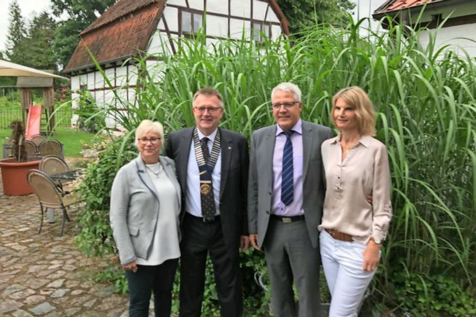 Manfred Rohde (lks.) mit Lebensgefährtin Karina Schrader und Thomas und Katja Lau vor der Ämterübergabe.