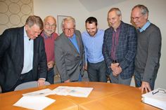 Reimer Jens Senior, Vorsitzender Kirchenvorstand Dieter Achtenberg, Bürgermeister Hans-Alfred Plötner, Reimer Jens Junior, technischer Leiter im Hause Jens und Bauleiter Martin Jellinghaus sowie Pastor Arnd Heling bei der Sichtung der Baupläne (v. lks.)