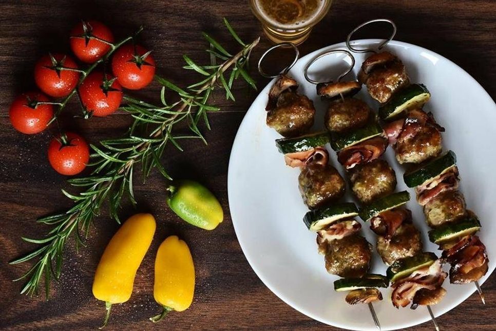 Hackspieße vom Grill.