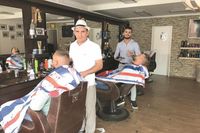 Haare schneiden im Dunklen: Bei Frisör Number One ging es auch ohne Licht.