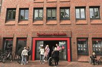 Warten vor der Sparkasse: Auch die Geldautomaten waren nicht verfügbar, dafür gab es kostenlose Schokolade für die Wartenden.