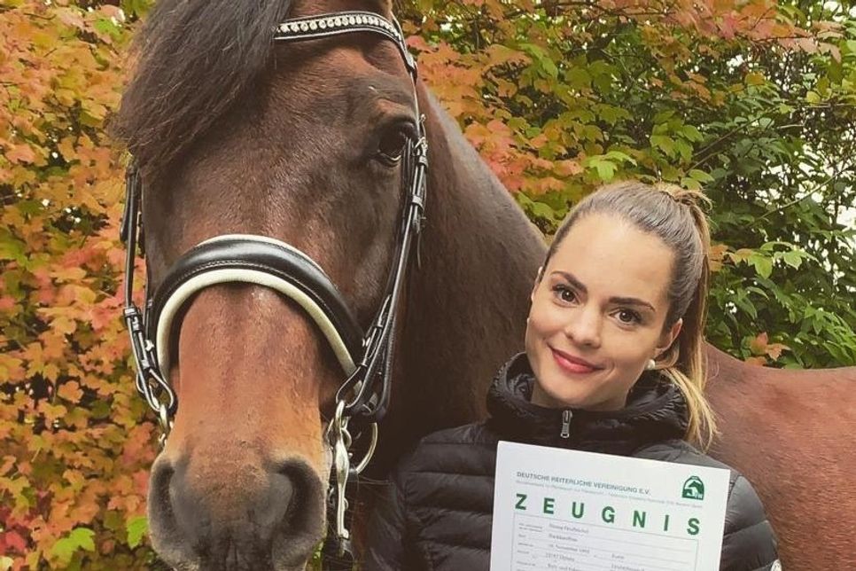 Hanna Heidbüchel von der Ostseereitschule in Gruberhagen mit ihrem Pferd Charly.