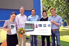 Die Gewinner des Design-Wettbewerbs, Marlene Schroeder (links) und Daniel Böttcher (2.v.re.) aus Leipzig, mit ihrem Entwurf der „Strandkoje“, mit Tourismuschef Joachim Nitz (re.), Christian Rogge von der TALB (2.v.li.) und dem Chef-Juror Dipl.-Designer Torsten Meyer-Bogya (Mitte) nach der Preisverleihung in Timmendorfer Strand. (Foto: René Kleinschmidt)