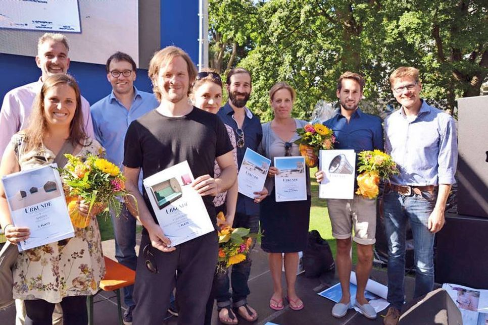 Alle Gewinner des Design-Wettbewerbs „Strandmöbel“ mit Mitgliedern der Jury. (Foto: René Kleinschmidt)