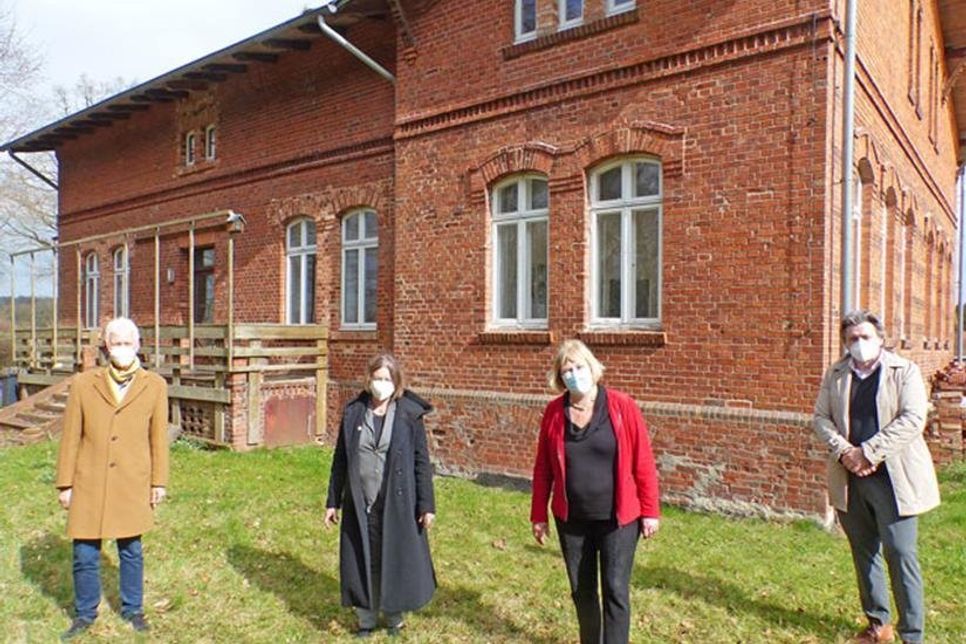 Die Bundestagsabgeordnete Bettina Hagedorn macht sich in Berlin stark für Fördermittel, um die Hälfte der Sanierungskosten für die Gedenkstätte Ahrensbök decken zu können – die andere Hälfte muss vom Trägerverein der Gedenkstätte und mit Hilfe von Gemeinde, Kreis und Land akquiriert werden.