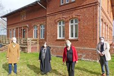 Die Bundestagsabgeordnete Bettina Hagedorn macht sich in Berlin stark für Fördermittel, um die Hälfte der Sanierungskosten für die Gedenkstätte Ahrensbök decken zu können – die andere Hälfte muss vom Trägerverein der Gedenkstätte und mit Hilfe von Gemeinde, Kreis und Land akquiriert werden.