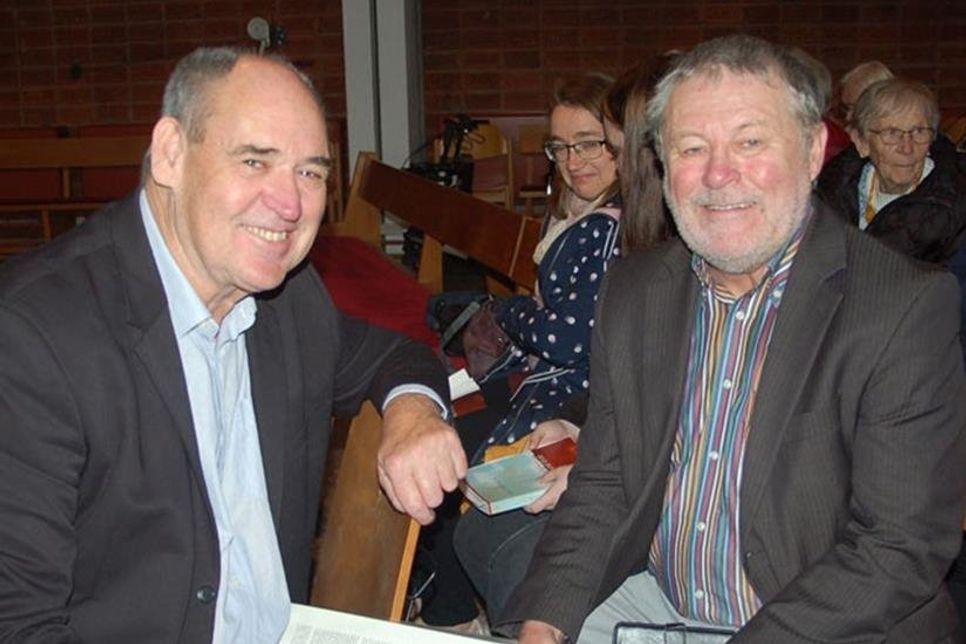 Autor Kurt Geisler und Peter Schümann, Vorsitzender des Büchereivereins, im Gespräch.