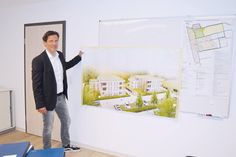 Vor dem Beginn der vorbereitenden Arbeiten stellte Ratekaus Bürgermeister Thomas Keller die Maßnahme auf dem ehemaligen IGS-Gelände noch einmal im Detail vor. Die Abbildung zeigt die beiden  Mehrfamilienhäuser, die die Wobau OH errichtet.
