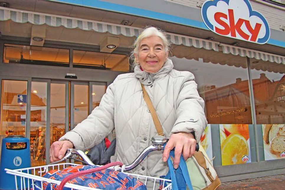 Helga Ehlers-Schmidt hofft als Stammkundin auf einen Lebensmittelmarkt, der die Lücke nach der Schließung des sky-Marktes schließen wird.