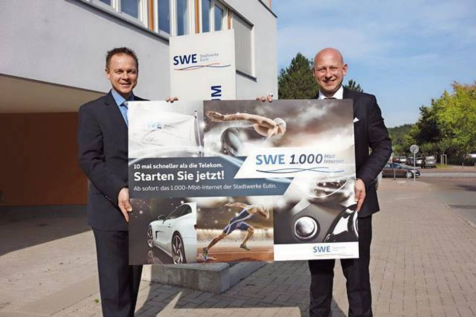 Bürgermeister Carsten Behnk und SWE-Geschäftsführer Marc Mißling freuen sich über das neue Highspeed-Internet
