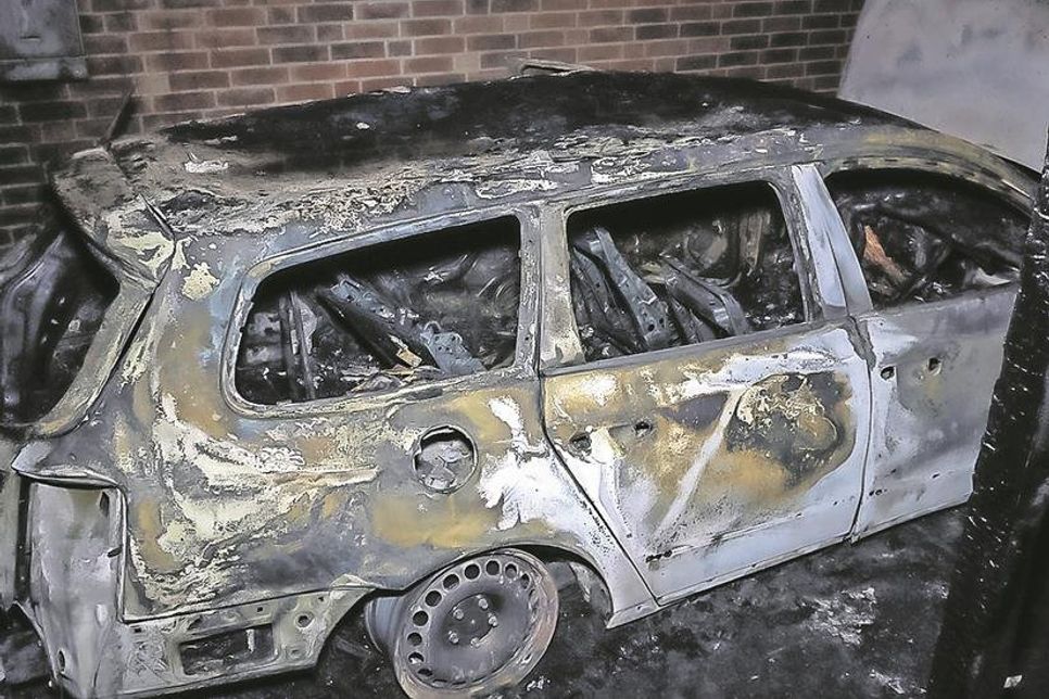 Dieses Fahrzeug wurde von den Flammen völlig zerstört.
