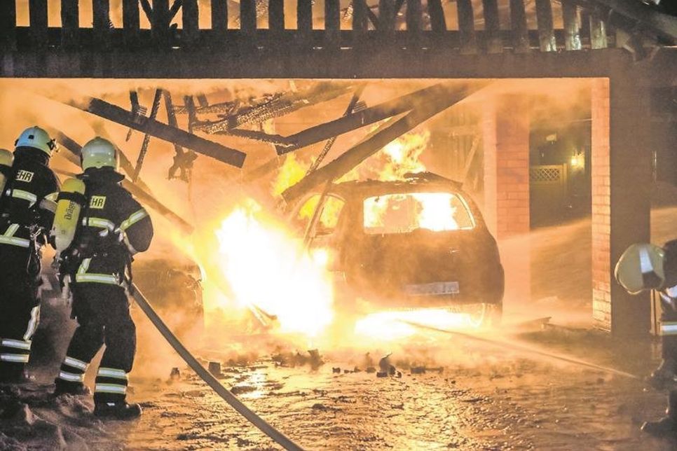 Durch ihr schnelles Eingreifen konnten die Einsatzkräfte ein Übergreifen der Flammen auf Wohnhäuser verhindern. (Fotos: Arne Jappe, Fotojournalist / Digitalfotografie Nyfeler)