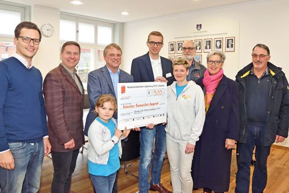 Spendenübergabe im Rathaus (v. l.): Helge Stahl von der BIG Städtebau Sanierung und Leiter des Bürgerbeirats, Stadtreferent Stefan Leyk, Bürgermeister Dirk Sohn, der Vorsitzende des ASB Regionalverbandes Plön Thorsten Meyer, Emma Meyer (7) mit Kim-Sarah Meyer-Hinrichsen als Vertreter der ASB Jugendgruppe sowie Robert Lentzer, Marlies Ayszoll und Horst Wolf vom SoVD.             Foto: Schneider