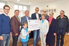 Spendenübergabe im Rathaus (v. l.): Helge Stahl von der BIG Städtebau Sanierung und Leiter des Bürgerbeirats, Stadtreferent Stefan Leyk, Bürgermeister Dirk Sohn, der Vorsitzende des ASB Regionalverbandes Plön Thorsten Meyer, Emma Meyer (7) mit Kim-Sarah Meyer-Hinrichsen als Vertreter der ASB Jugendgruppe sowie Robert Lentzer, Marlies Ayszoll und Horst Wolf vom SoVD.             Foto: Schneider