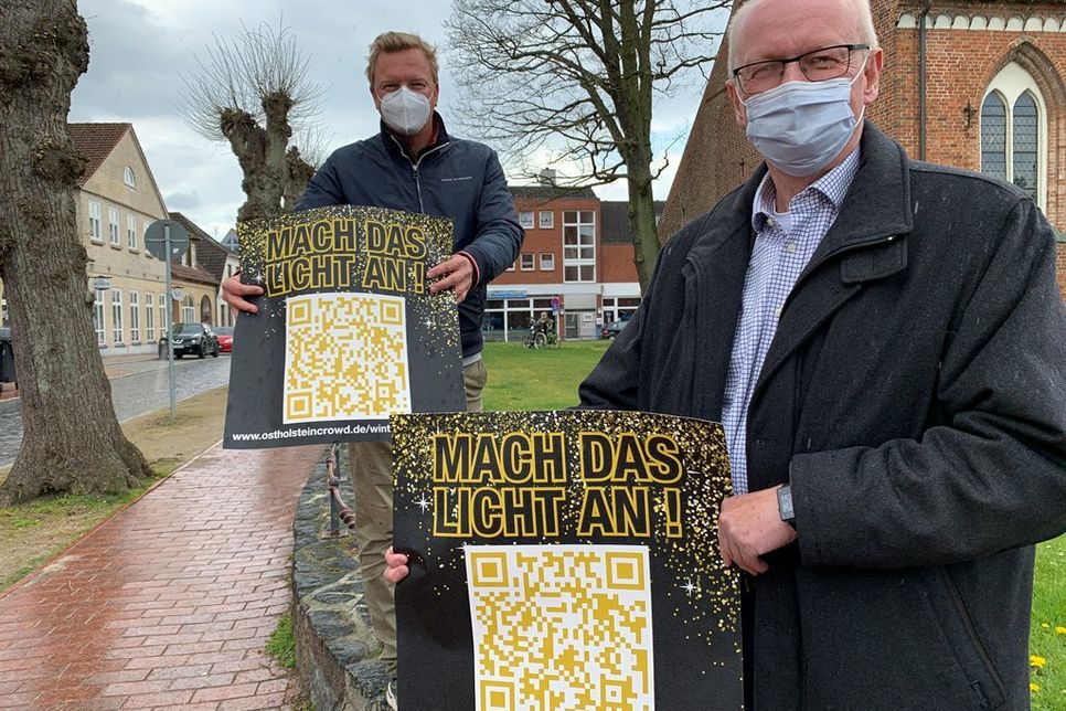 Gewerbevereinsvorsitzender Sven Muchow (lks.) und der Werkleiter der Stadtwerke Harald Wiese in der Waschgrabenstraße. „Mach das Licht an“ ist der Slogan des Projektes, mit dem der Gewerbeverein sich für eine attraktive Stadt einsetzt.