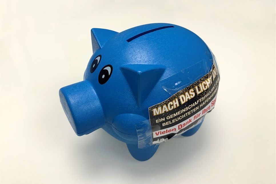 Für alle, die „analog“ spenden möchten, stehen in den Geschäften der Innenstadt blaue Sparschweine bereit.