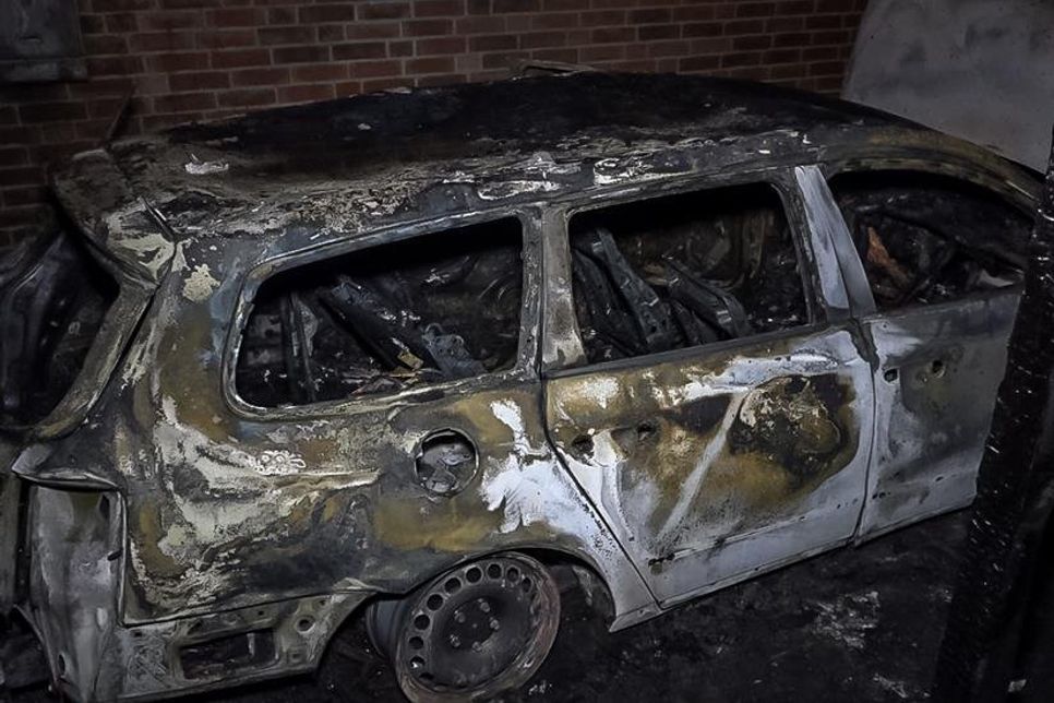 Dieses Fahrzeug wurde von den Flammen völlig zerstört.