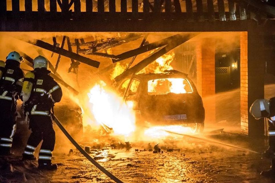 Durch ihr schnelles Eingreifen konnten die Einsatzkräfte ein Übergreifen der Flammen auf Wohnhäuser verhindern. Fotos: Arne Jappe, Fotojournalist / Digitalfotografie Nyfeler