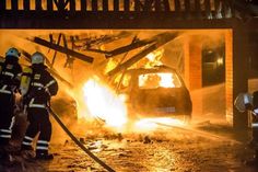 Durch ihr schnelles Eingreifen konnten die Einsatzkräfte ein Übergreifen der Flammen auf Wohnhäuser verhindern. Fotos: Arne Jappe, Fotojournalist / Digitalfotografie Nyfeler