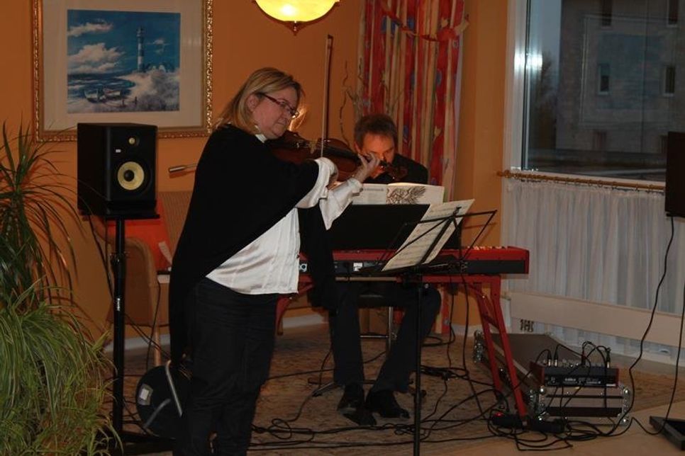 Adam und Anita am Keyboard und an der Geige.