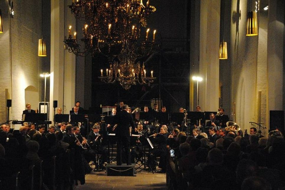 Andreas Siry, stellvertretender Leiter des Marinemusikkorps Kiel, dirigiert ein Musikstück: kurze Verschnaufpause für Inga Hilsberg.