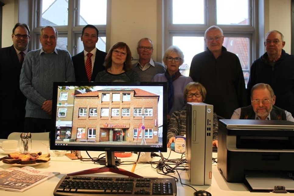 Bürgermeister Mirko Spieckermann, „Hausherr“ Wilhelm Lange und Sparkassenleiter Klaus Lademann (v. lks.) mit den Vertretern des Seniorenbeirates bei der Spendenübergabe.