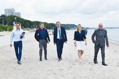Die Tourismusverantwortlichen zeigen sich beim Treffen und Strandspaziergang mit Wirtschafts- und Tourismusminister Dr. Bernd Buchholz zuversichtlich für das zweite Halbjahr: Joachim Nitz, Geschäftsführer TSNT GmbH (von links), Sven Partheil-Böhnke, designierter Bürgermeister von Timmendorfer Strand, Minister Dr. Bernd Buchholz, OHT-Geschäftsführerin Katja Lauritzen und Jörg Weber, OHT-Vorsitzender und Bürgermeister von Fehmarn.