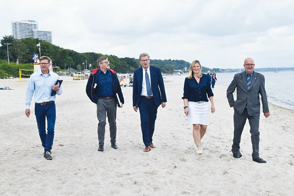 Die Tourismusverantwortlichen zeigen sich beim Treffen und Strandspaziergang mit Wirtschafts- und Tourismusminister Dr. Bernd Buchholz zuversichtlich für das zweite Halbjahr: Joachim Nitz, Geschäftsführer TSNT GmbH (von links), Sven Partheil-Böhnke, designierter Bürgermeister von Timmendorfer Strand, Minister Dr. Bernd Buchholz, OHT-Geschäftsführerin Katja Lauritzen und Jörg Weber, OHT-Vorsitzender und Bürgermeister von Fehmarn.