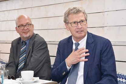 Schleswig-Holsteins Wirtschaftsminister Dr. Bernd Buchholz (rechts) bei seinem Besuch in Timmendorfer Strand, hier mit Jörg Weber, OHT-Vorsitzender und Bürgermeister Fehmarn.