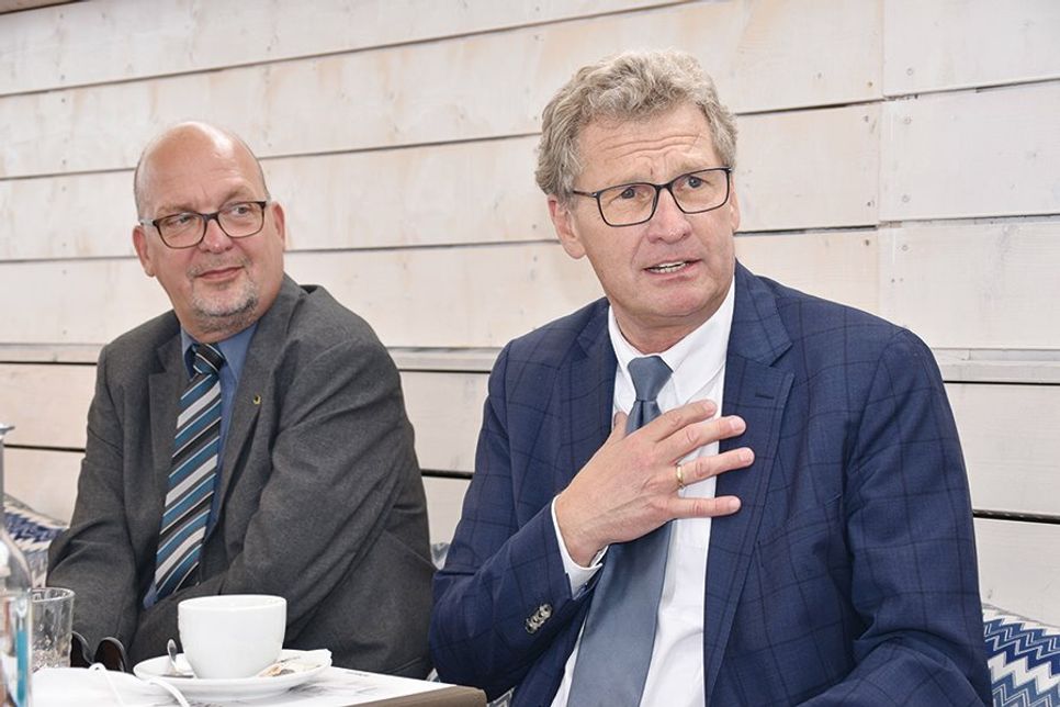 Schleswig-Holsteins Wirtschaftsminister Dr. Bernd Buchholz (rechts) bei seinem Besuch in Timmendorfer Strand, hier mit Jörg Weber, OHT-Vorsitzender und Bürgermeister Fehmarn.