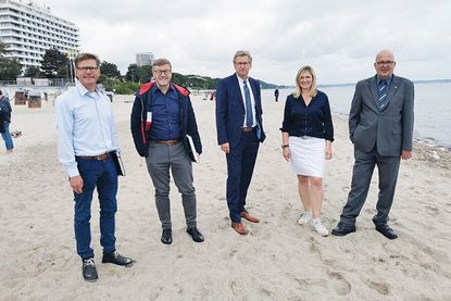 Timmendorfer Strands Tourismuschef Joachim Nitz (von links), Sven Partheil-Böhnke, designierter Bürgermeister von Timmendorfer Strand, Minister Dr. Bernd Buchholz, OHT-Geschäftsführerin Katja Lauritzen und Jörg Weber, OHT-Vorsitzender und Bürgermeister von Fehmarn in Timmendorfer Strand.