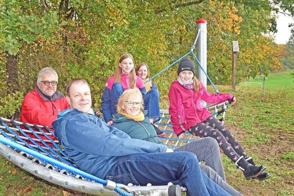 Ein Platz an der Sonne: Bürgermeisterin Gertrud Henningsen (m.) hat mit den Unterstützern des Projektes die neue Hängematte am Wanderweg eingeweiht.