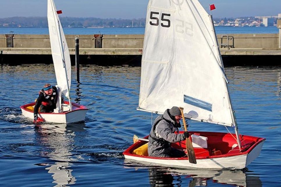Segeln oder Paddeln? Mangels Wind mussten die Teilnehmer der Eisarschregatta zu Hilfsmitteln greifen und ihren Bizeps einsetzen
